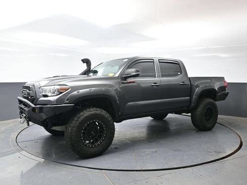 Used 2016 Toyota Tacoma TRD Sport w/ Towing Package AWD/4WD image 9