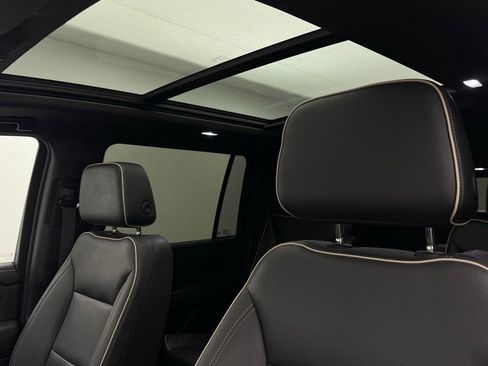 Used 2023 GMC Yukon XL SLT w/ SLT Premium Package AWD/4WD image 6