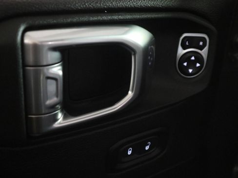 Used 2025 Jeep Wrangler Sahara image 34