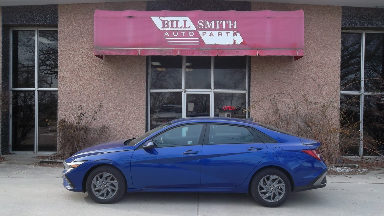 Used 2025 Hyundai Elantra Hybrid FWD image 3
