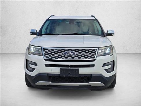 Used 2017 Ford Explorer Platinum image 2