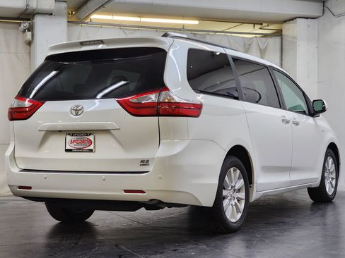 Used 2017 Toyota Sienna XLE Premium AWD/4WD image 5