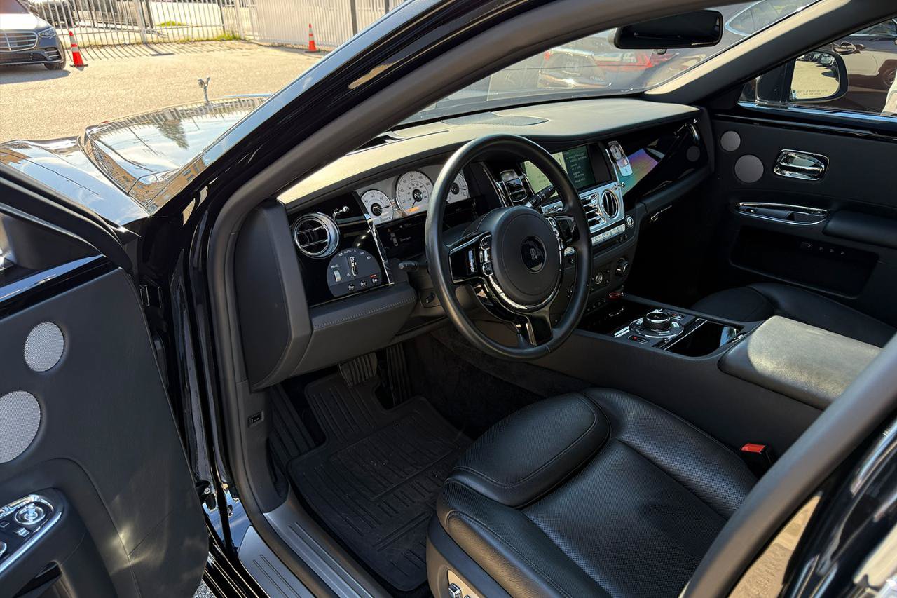 Used 2016 Rolls-Royce Ghost RWD image 23