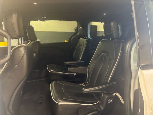 Used 2025 Chrysler Pacifica Limited image 39