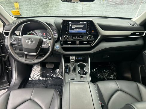 Used 2022 Toyota Highlander XLE AWD/4WD image 21