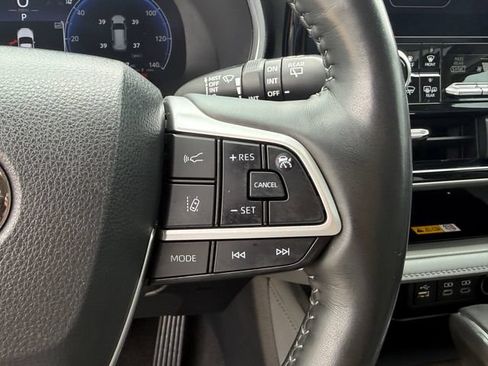 Used 2023 Toyota Highlander Limited FWD image 18