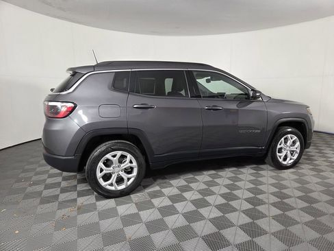Used 2024 Jeep Compass Latitude AWD/4WD image 4