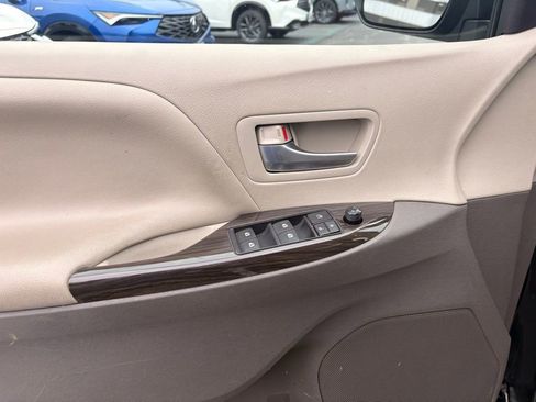 Used 2015 Toyota Sienna Limited image 34