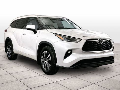 Used 2022 Toyota Highlander XLE AWD/4WD image 2