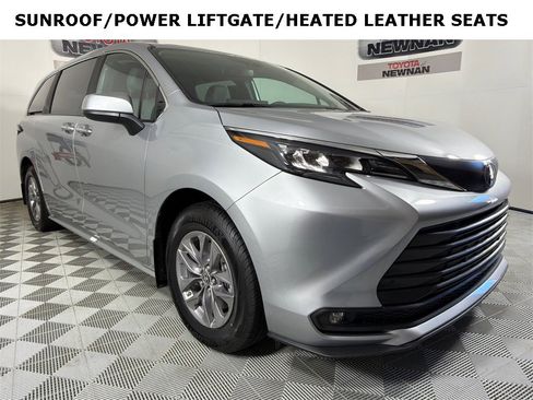 Used 2025 Toyota Sienna XLE image 1
