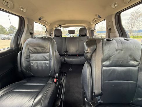 Used 2018 Toyota Sienna SE image 44