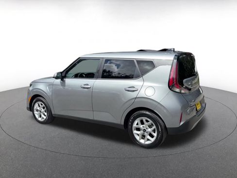 Used 2025 Kia Soul LX w/ LX Technology Package FWD image 9