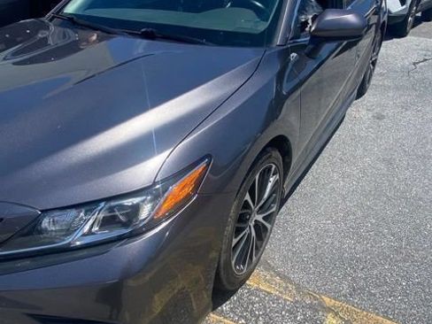 Used 2020 Toyota Camry SE FWD image 1