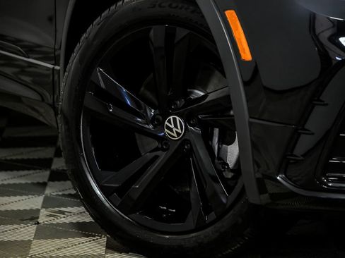 Certified 2024 Volkswagen Tiguan SE R-Line image 3