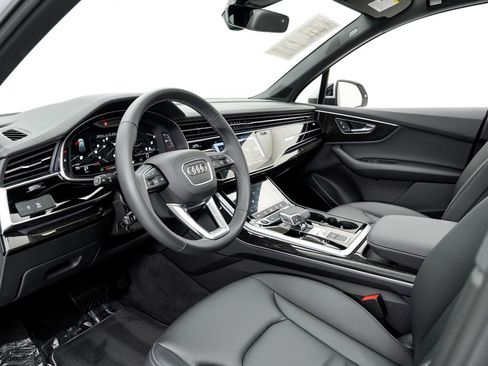 Certified 2025 Audi Q7 2.0T Premium w/ Convenience Plus Package image 4