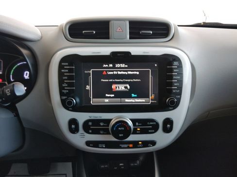 Used 2017 Kia Soul EV + FWD image 24