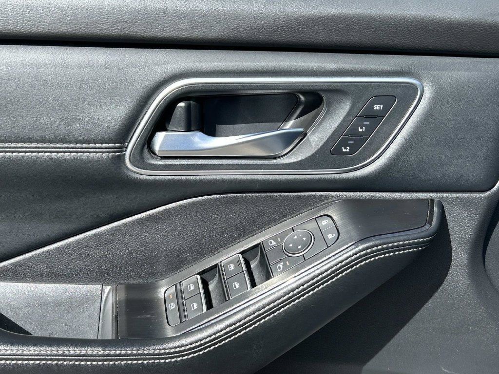 Certified 2025 Nissan Rogue Platinum w/ Platinum Premium Package FWD image 13