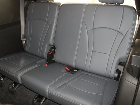 Used 2022 Buick Enclave Essence image 17