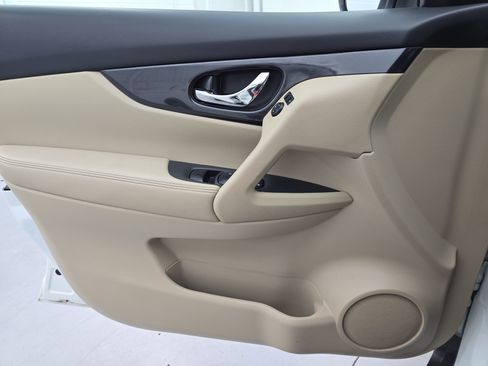 Used 2017 Nissan Rogue SV w/ SV Premium Package image 27