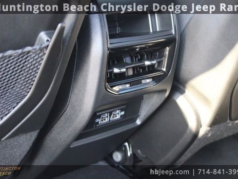 Used 2025 Jeep Grand Cherokee Laredo X image 36