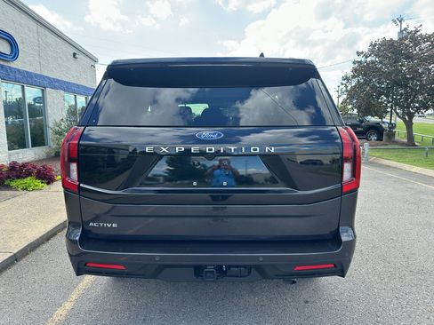Used 2025 Ford Expedition Active AWD/4WD image 5