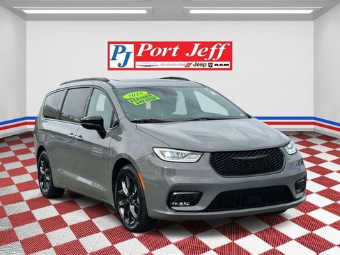 Used 2025 Chrysler Pacifica Limited FWD image 2