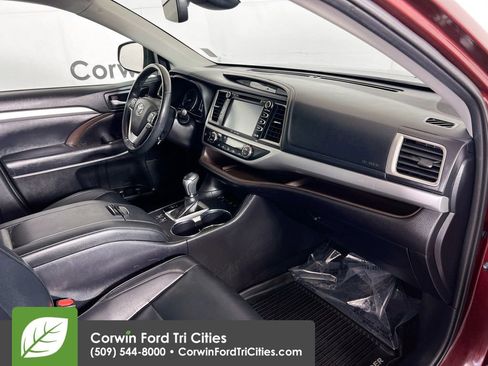 Used 2019 Toyota Highlander XLE AWD/4WD image 30