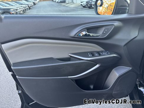 Used 2025 Chevrolet Trax ACTIV image 13