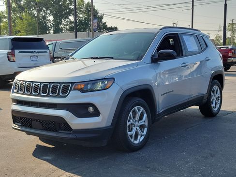 Used 2024 Jeep Compass Latitude AWD/4WD image 2