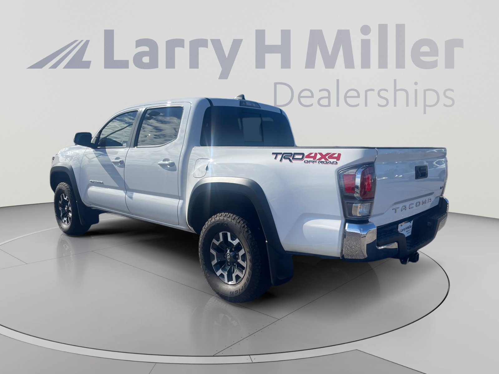 Used 2020 Toyota Tacoma TRD Off-Road AWD/4WD image 3
