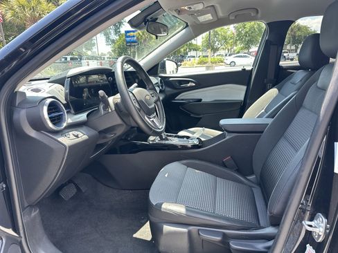 Used 2025 Chevrolet Trax LT w/ LT Convenience Package FWD image 16