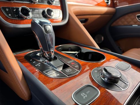 Used 2021 Bentley Bentayga V8 image 24