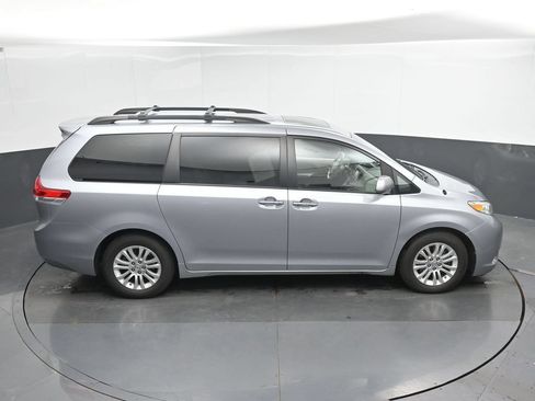 Used 2014 Toyota Sienna XLE FWD image 25