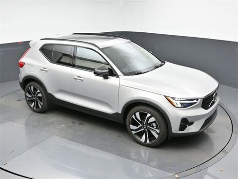 Used 2025 Volvo XC40 B5 Plus image 42