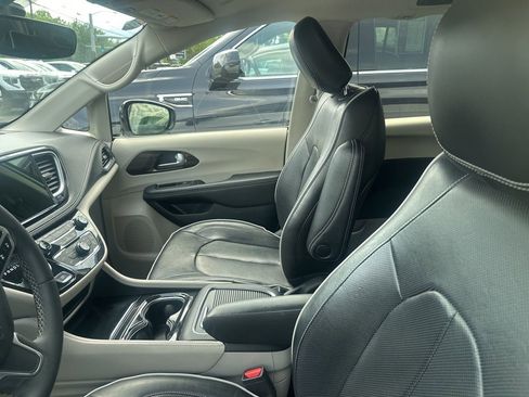 Used 2023 Chrysler Pacifica Limited FWD image 8