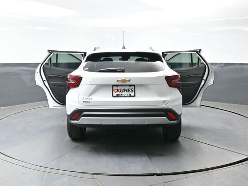 Used 2025 Chevrolet Trax LT FWD image 59