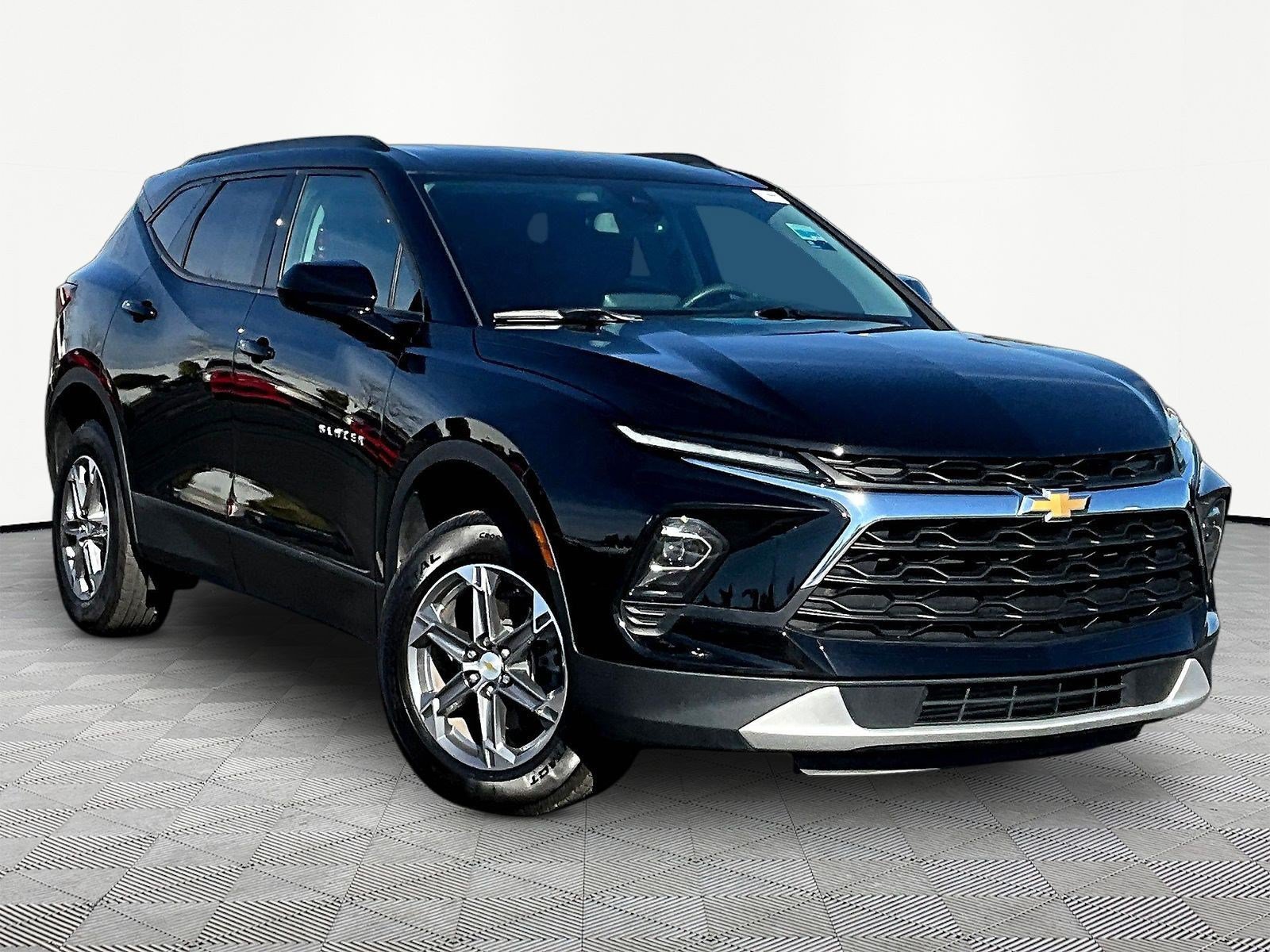 Used 2024 Chevrolet Blazer LT w/ Convenience Package FWD image 3