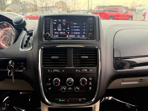 Used 2018 Dodge Grand Caravan SXT FWD image 27