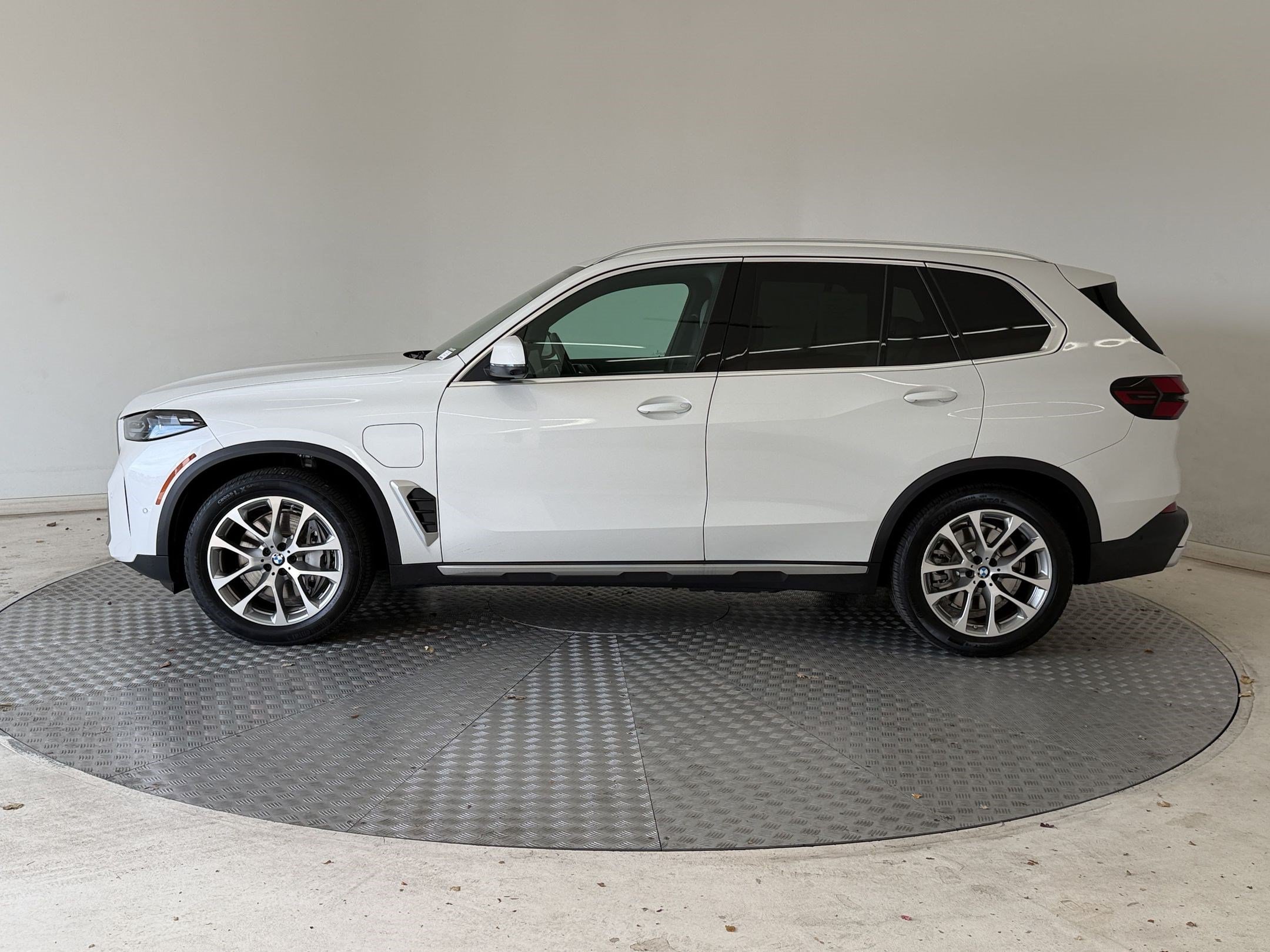 Used 2026 BMW X5 xDrive50e w/ Climate Comfort Package AWD/4WD image 2