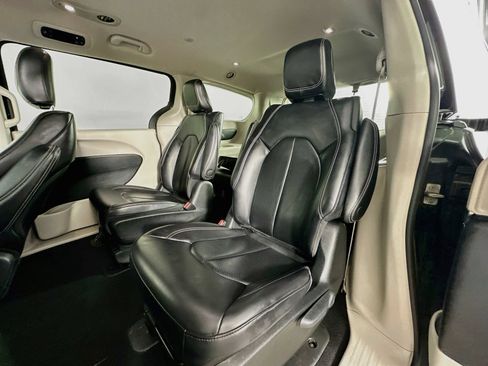 Used 2023 Chrysler Pacifica Touring-L FWD image 24