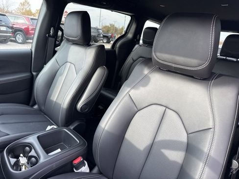 New 2026 Chrysler Pacifica Select image 11