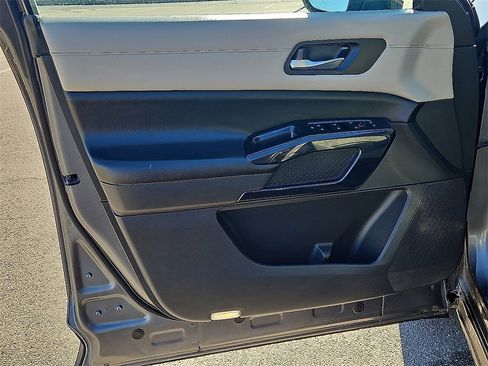 Used 2022 Nissan Pathfinder SV image 18