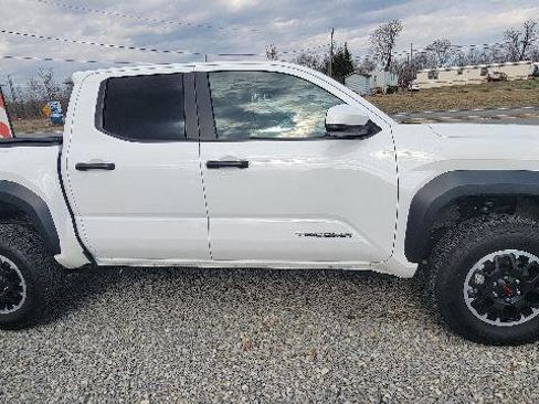 Used 2025 Toyota Tacoma TRD Off-Road image 3