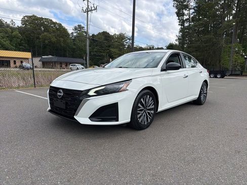 Used 2025 Nissan Altima 2.5 SV FWD image 3