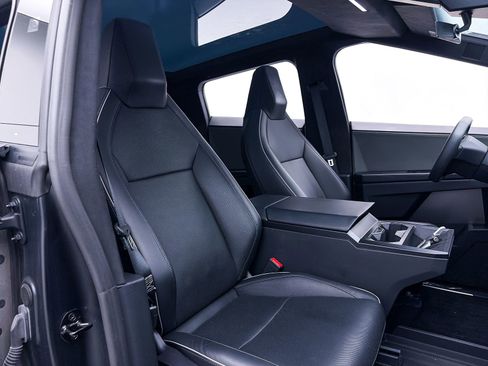 Used 2024 Tesla Cybertruck AWD Crew Cab image 31