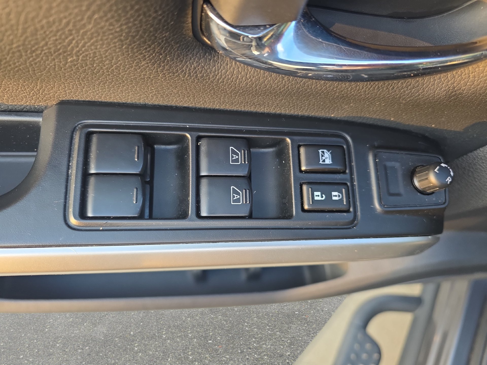 Used 2023 Nissan Titan SV w/ SV Convenience Package RWD image 25