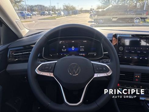 Used 2026 Volkswagen Jetta SE FWD image 13