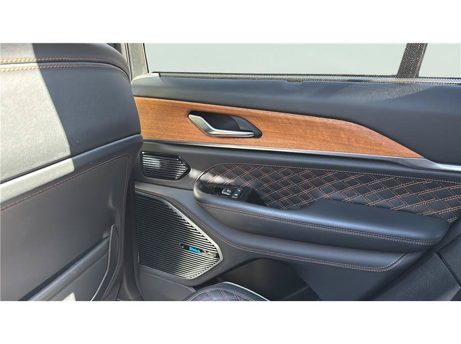 Used 2022 Jeep Grand Cherokee Summit AWD/4WD image 17