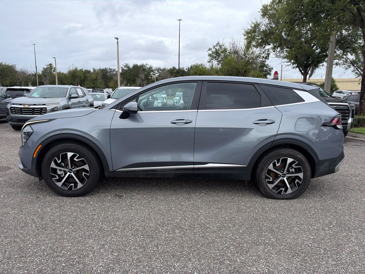 Used 2025 Kia Sportage EX FWD image 2