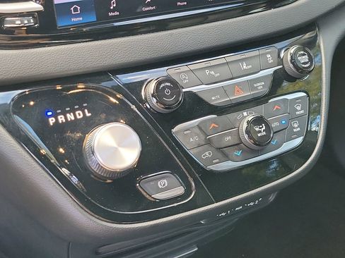 Used 2025 Chrysler Pacifica Select image 23